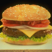 Съеденный гамбургер сокращает жизнь на 30 минут